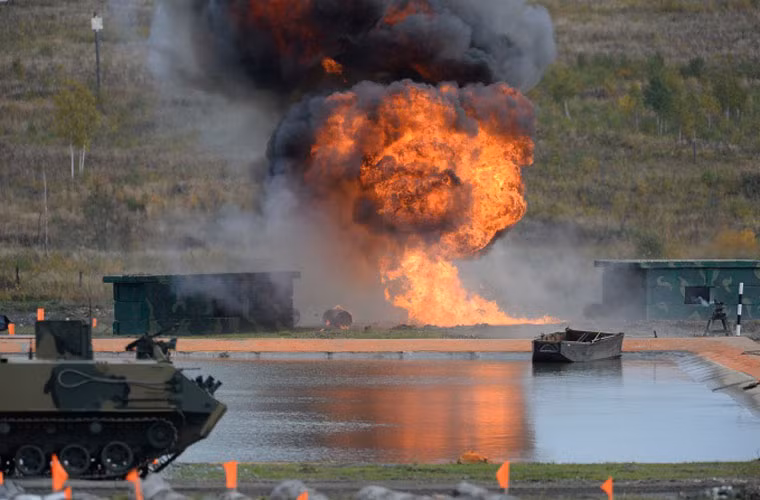 Khói lửa bùng lên dữ dội.