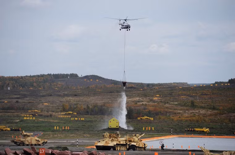 Trực thăng Mi-17 cẩu gàu nước khổng lồ dập lửa.