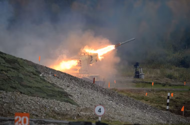 Hệ thống phun lửa hạng nặng TOS-1 Buratino khai hỏa hoành tráng.