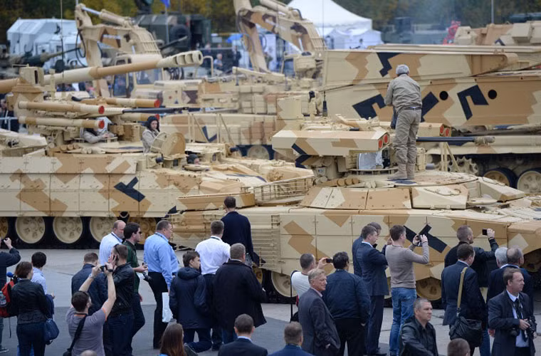 Dàn trang bị vũ khí tối tân Nga tại RAE 2015, có thể trông thấy hai phiên bản xe chiến đấu hỗ trợ tăng BMPT Teminator.