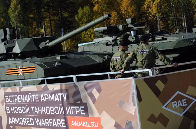 Khu vực trưng bày các phương tiện chiến đấu mới gồm xe tăng chiến đấu chủ lực T-14 Armata (trái) và xe chiến đấu bộ binh Kurganets 215 (phải).