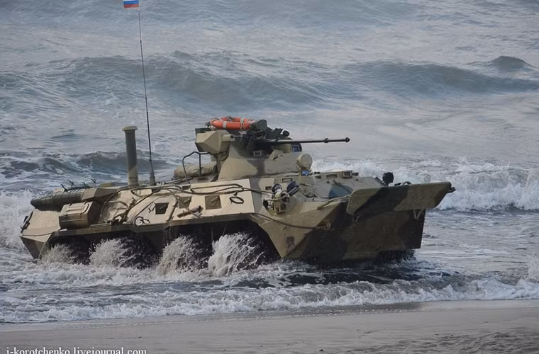 BTR-82A cũng có khả năng lội nước với tốc độ 10km/h trên sông, biển.