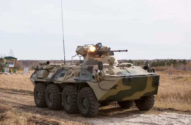 Ngoài 2A72, BTR-82A còn được trang bị đại liên 7,62mm PKTM cùng 6 ống phóng lựu đạn khói.