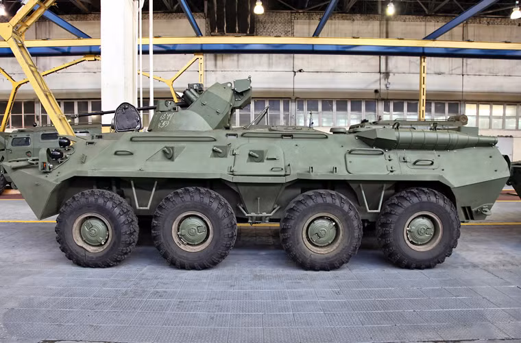 BTR-82A được thiết kế trên cơ sở khung gầm BTR-80A với chiều dài 7,65m, rộng 2,9m và cao 2,8m, trọng lượng tổng thể 15,4 tấn. Thân xe được thiết kế với vật liệu sợi kevlar tổng hợp đem lại khả năng chống đạn tốt hơn, cũng như chống lại các loại thiết bị nổ tự tạo, mìn.... Dẫu vậy, BTR-82A chỉ thích hợp với vai trò chở quân, trinh sát hoặc chi viện hỏa lực, không thích hợp để trở thành vũ khí tuyến đầu.