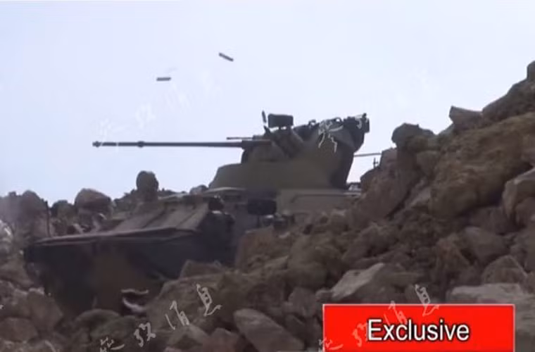 Theo trang mạng topwar.ru (Nga), Quân đội Nga đã chuyển giao số lượng nhỏ xe bọc thép BTR-82A hiện đại cho Quân đội Syria ủng hộ chính quyền Tổng thống Bashar al-Assad nhằm chống lại quân nổi dậy và đặc biệt là phiến quân IS đang ngày càng lớn mạnh. Ảnh: Xe bọc thép BTR-82A tác chiến chống quân IS ở Syria làm nóng mạng xã hội nhiều ngày qua.