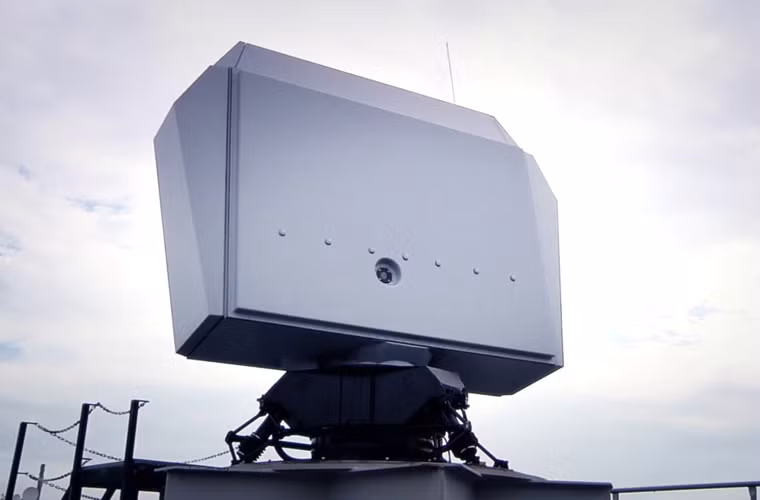 Cấu hình cơ bản tàu hộ vệ SIGMA 6110 sẽ được trang bị hệ thống radar nhìn vòng NS100 do Thales Hà Lan phát triển. NS-100 được trang bị anten kiểu mạng pha chủ động với nhiều ưu điểm lớn, có thể bắt được máy bay tàng hình.... Nguồn ảnh: Vimeo