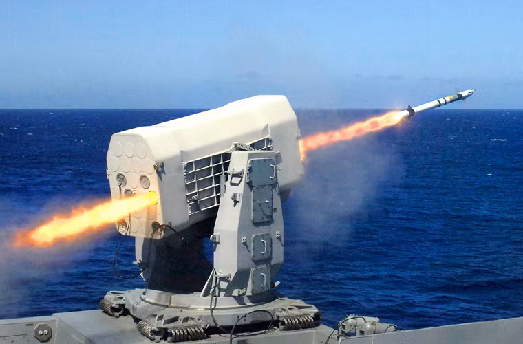 Ngoài ra, hệ thống hỏa lực của tàu SIGMA 6110 còn được trang bị thêm bệ phóng tên lửa RAM chuyên đánh chặn các loại tên lửa hành trình cơ động cao. RIM-116 RAM do Mỹ - Đức phát triển, trang bị loại đạn tên lửa được cải tiến trên cơ sở đạn không đối không Sidewinder. Tầm bắn của RAM khoảng 9km, trang bị ba chế độ dẫn đường... Nguồn ảnh: Pinterest