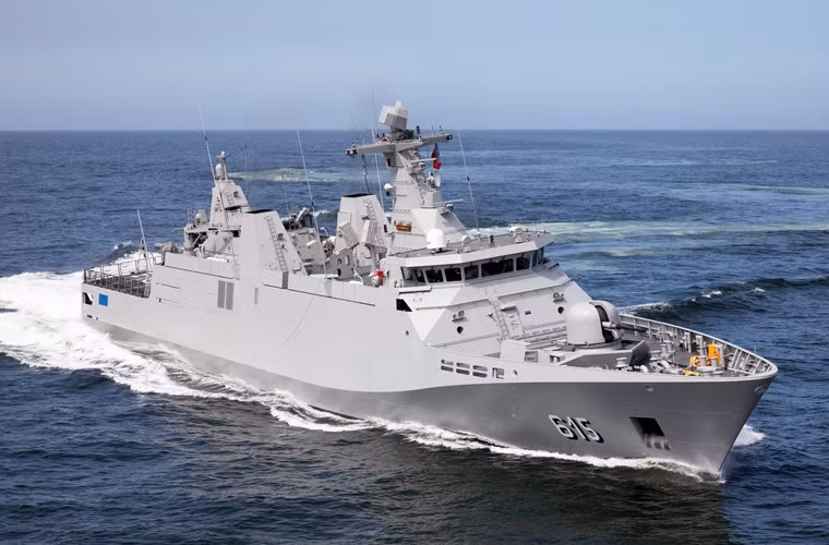 Cấu hình các tàu SIMGA của Indonesia và Ma Rốc đa phần sử dụng hệ thống vũ khí tương tự nhau cùng radar SMART-S MK2. Cơ bản chúng chỉ khác nhau về kích thước. Trong ảnh, tàu hộ vệ SIGMA 9813 được đóng cho Hải quân Hoàng gia Ma Rốc, dài 98m, rộng 13m, thủy thủ đoàn 90 người. Nguồn ảnh: Damen