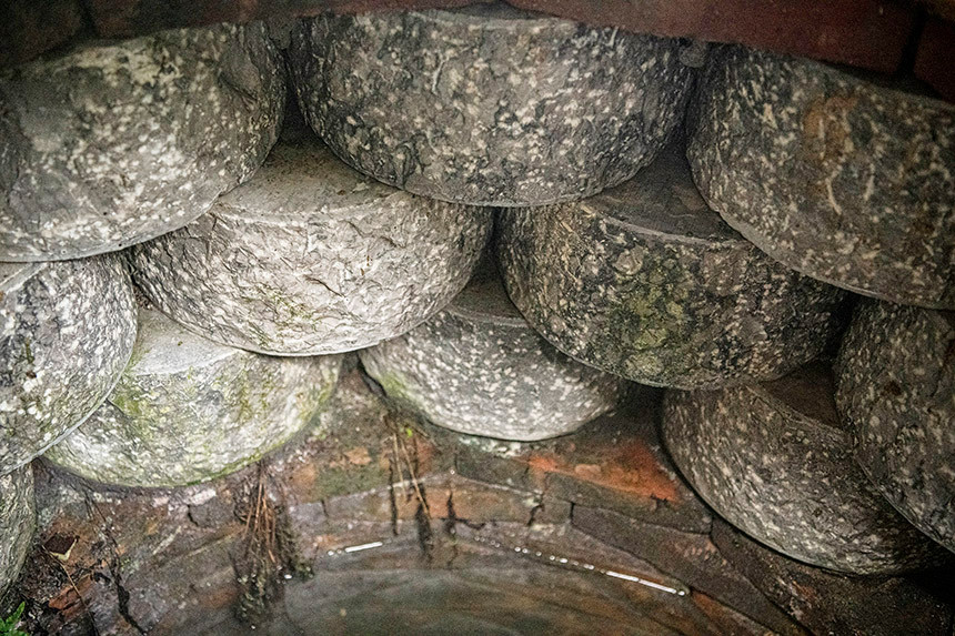 “Doi mat than” hon 1.200 nam tuoi duoc dan lang bao ve nhu bau vat-Hinh-5