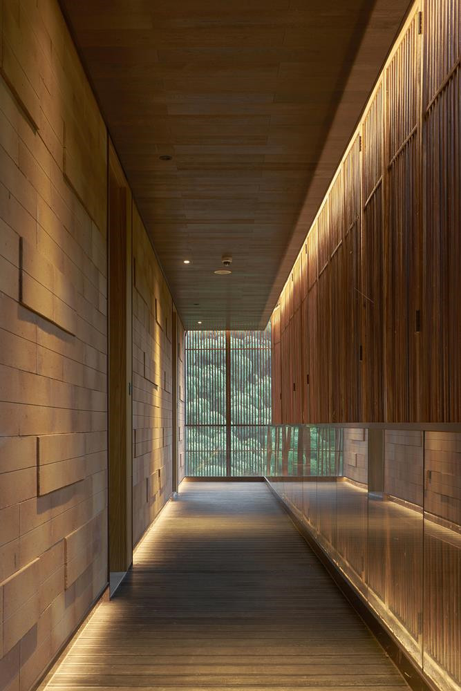 Trong nhà, kiến trúc sư kết hợp một cách đan xen các yếu tố như "thủy", "mộc", "kim", "thổ" từ đá, tre, gỗ, kính và nước dẫn từ núi chảy xuống để vừa tạo được sự riêng tư của không gian, vừa kết nối hài hòa với môi trường xung quanh. Cách làm này đã tạo ra nhiều cấp độ cảnh quan ấn tượng cho khách lưu trú khi di chuyển trong nhà.