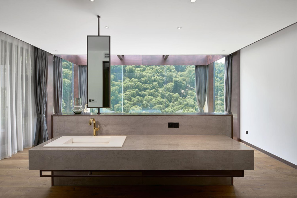 Vật liệu chính của tòa nhà là những phiến đá cường lực có tuổi thọ lớn và trải qua nhiều quy trình sản xuất phức tạp để tạo nên vẻ vững chắc, thẳng mịn và tinh xảo.