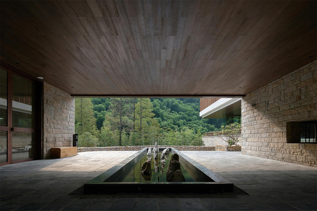 Từ các không gian như hành lang đều được phối hợp hài hòa, kết hợp với các chi tiết, vật liệu đến từ tự nhiên. Đài phun nước giữa sảnh được thiết kế tối giản nhưng đem lại cảm giác cân bằng, đầy tính thiền.