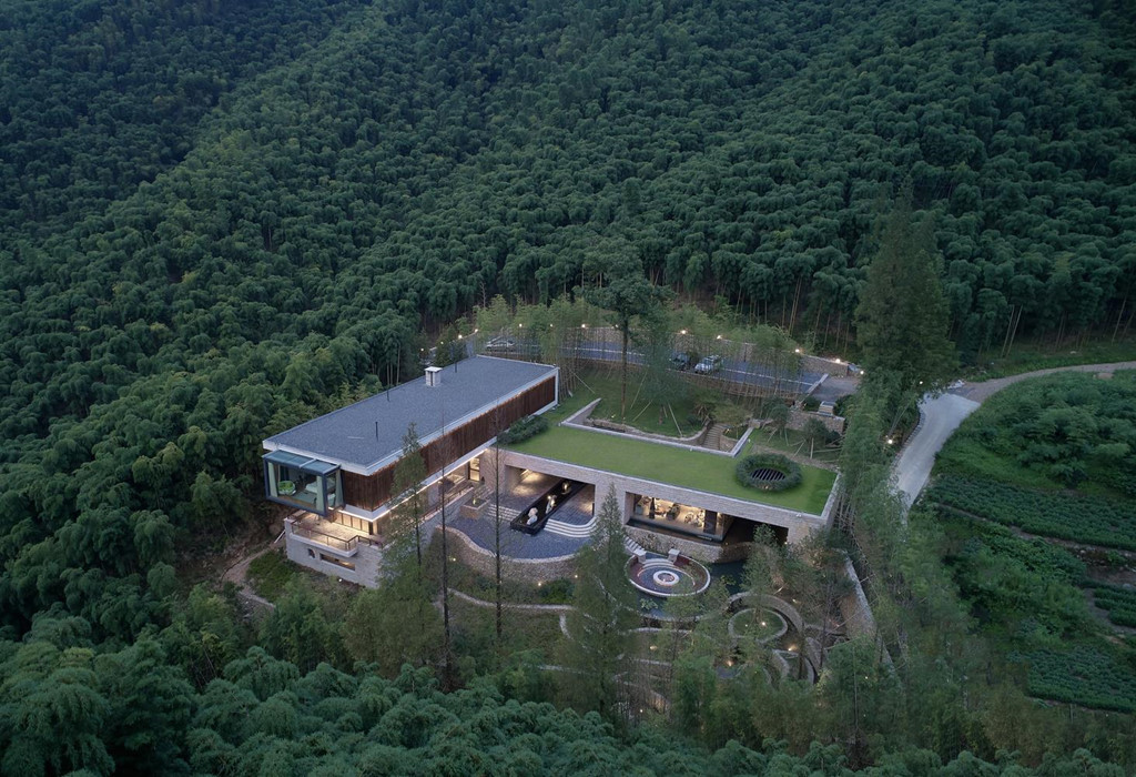 Nằm giữa một thung lũng bình yên của thị trấn Thiên Hoàng Bình, thành phố Hồ Châu, tỉnh Chiết Giang (Trung Quốc), khu nghỉ dưỡng Cheng Ran Ju được đặt tên với ngụ ý rời xa những thứ hào nhoáng, phồn hoa nơi đô thị để kiếm tìm sự tĩnh tâm bên trong con người.