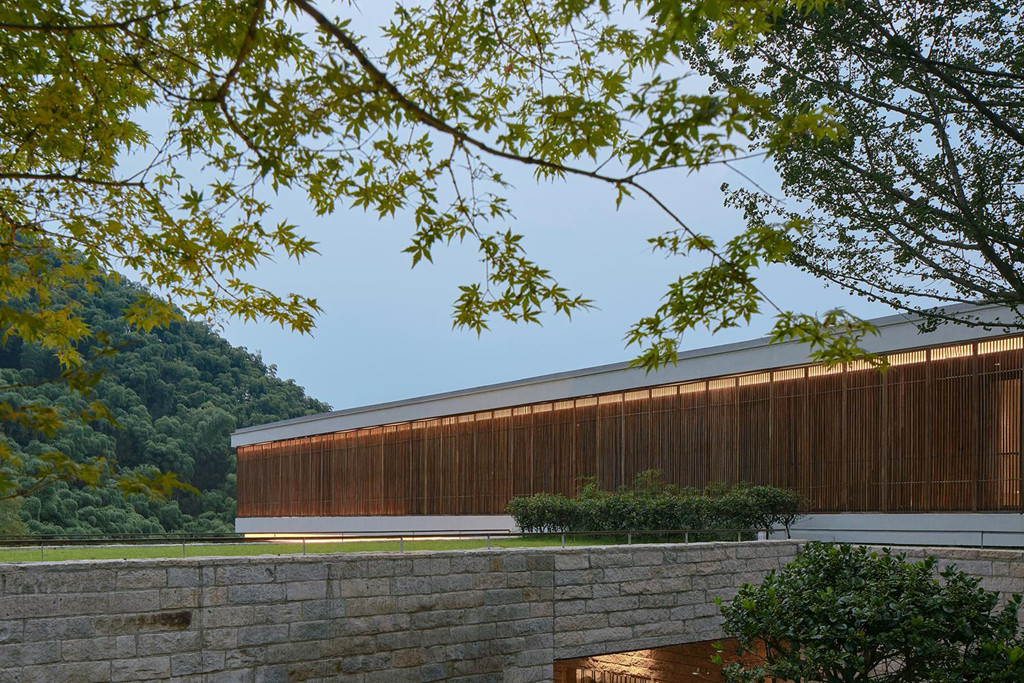 Hoàn thành năm 2018, công trình có quy mô 1.103 m2 này được bao phủ bởi những cánh rừng tre cổ thụ. Trước thiên nhiên hùng vĩ, khu nghỉ dưỡng xây dựng theo phong cách Trung Hoa truyền thống như chìm vào giữa không gian.