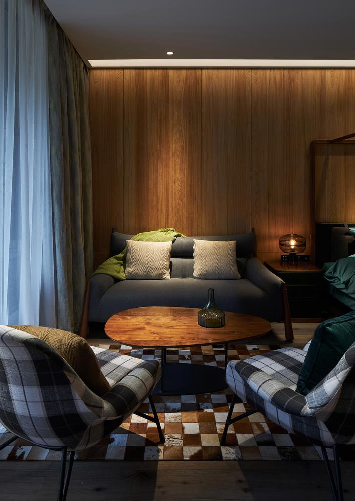 Không gian sinh hoạt ấm cúng như phòng khách này trở thành nơi lý tưởng để hàn huyên với bạn bè, người thân và thưởng thức trà hoặc rượu.