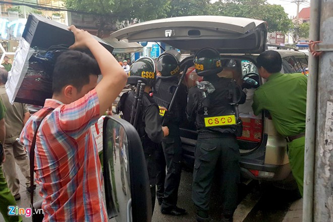 Canh sat thu 9 ti, 20 thoi vang khi kham xet Cong ty Alibaba-Hinh-2