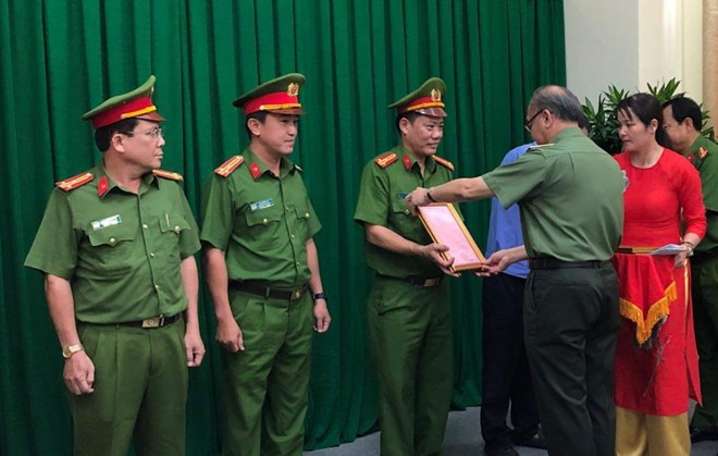 Canh sat thu 9 ti, 20 thoi vang khi kham xet Cong ty Alibaba