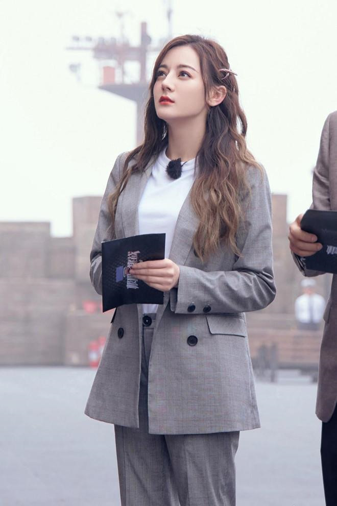 Địch Lệ Nhiệt Ba sinh năm 1992, là nữ diễn viên trẻ đình đám hiện nay của làng giải trí Trung Quốc. Cô nổi tiếng nhờ sở hữu sắc vóc hơn người và từng tham gia các tác phẩm Cổ kiếm kỳ đàm, Người tình kim cương, Tam sinh tam thế: Thập lý đào hoa, Lệ Cơ truyện, Lý Huệ Trân xinh đẹp... Tuy nhiên, diễn xuất của nữ diễn viên không được đánh giá cao. Thời gian gần đây, cô ít đóng phim và thường xuyên góp mặt trong các show truyền hình như Thử thách cực hạn, Keep Running.