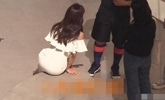 Trong ảnh là khoảnh khắc mỹ nhân Tân Cương khoe trọn vòng 3 nóng bỏng. Bức ảnh chụp phía sau của Nhiệt Ba sau khi được đăng tải từng gây sốt trên mạng xã hội. "Tỷ lệ eo và hông của cô ấy thật hoàn hảo", "Thật không ngờ Nhiệt Ba lại có vòng 3 khủng như vậy", cư dân mạng bình luận dưới bài viết của Sina.