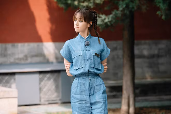 Ngày 31/8, Sina đăng tải hình ảnh hậu trường của Địch Lệ Nhiệt Ba trong một buổi quay quảng cáo. Dù bức ảnh đã được chụp cách đây một tháng, song khi được chia sẻ lại, vóc dáng của nữ diễn viên vẫn trở thành chủ đề hot được đem ra bàn luận.