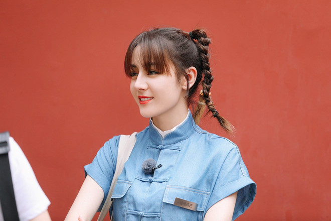 Gần đây, Địch Lệ Nhiệt Ba đã tham gia ghi hình show truyền hình Gặp gỡ thiên đường cùng Dương Mịch, Angelababy. Màn đọ sắc của bộ 3 mỹ nhân này nhanh chóng trở thành chủ đề hot trên mạng xã hội. Nhan sắc của Nhiệt Ba trong chương trình nhận được nhiều lời tán thưởng từ cư dân mạng.