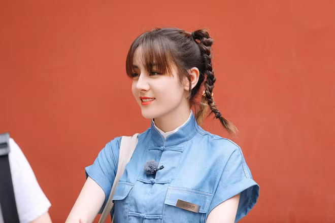 Gần đây, Địch Lệ Nhiệt Ba đã tham gia ghi hình show truyền hình Gặp gỡ thiên đường cùng Dương Mịch, Angelababy. Màn đọ sắc của bộ 3 mỹ nhân này nhanh chóng trở thành chủ đề hot trên mạng xã hội. Nhan sắc của Nhiệt Ba trong chương trình nhận được nhiều lời tán thưởng từ cư dân mạng.