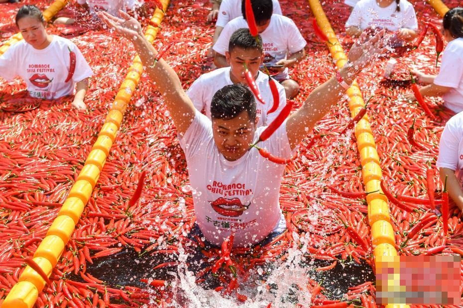 Kinh di ngoi giua 5 tan ot chi thien, dua nhau an theo giay-Hinh-2