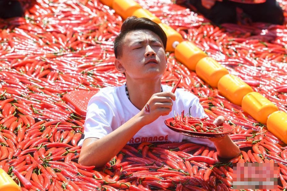 Kinh di ngoi giua 5 tan ot chi thien, dua nhau an theo giay-Hinh-4