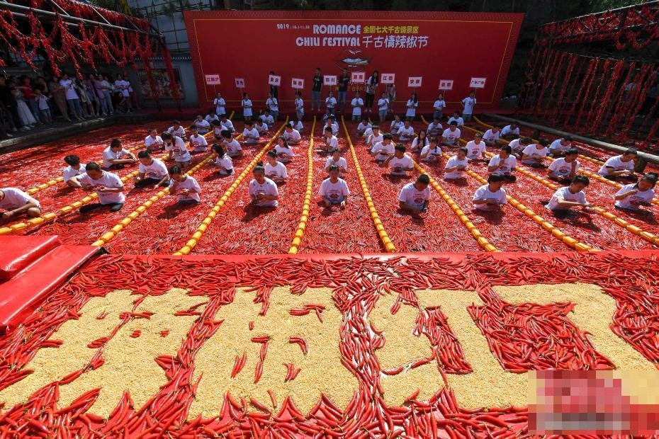 Kinh di ngoi giua 5 tan ot chi thien, dua nhau an theo giay