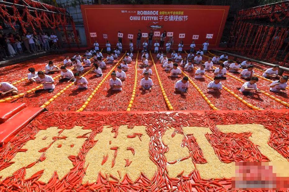 Kinh di ngoi giua 5 tan ot chi thien, dua nhau an theo giay