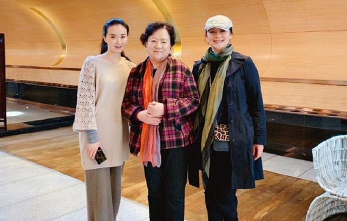 Vài diễn viên phụ như Vương Diễm vai Tình Nhi giờ đây là bà chủ giàu có. Thỉnh thoảng cô tham gia các show giải trí để chia sẻ về cuộc sống. Thái hậu "Lão Phật Gia" do nữ diễn viên gạo cội Triệu Mẫn Phân đóng. Bà là diễn viên hạng A cấp nhà nước của làng điện ảnh Trung Quốc. Bà từng thủ vai Thái hậu trong các phim "Bản lĩnh Kỷ Hiểu Lam", "Phong lưu thái tử Kỷ Hiểu Lam" sau "Hoàn Châu cách cách". Hiện nay, bà đã 78 tuổi nhưng vẫn khỏe mạnh, quắc thước.