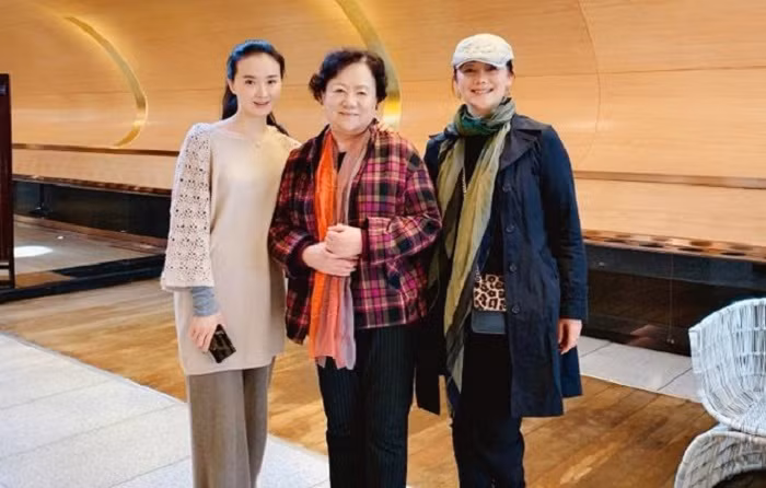 Vài diễn viên phụ như Vương Diễm vai Tình Nhi giờ đây là bà chủ giàu có. Thỉnh thoảng cô tham gia các show giải trí để chia sẻ về cuộc sống. Thái hậu "Lão Phật Gia" do nữ diễn viên gạo cội Triệu Mẫn Phân đóng. Bà là diễn viên hạng A cấp nhà nước của làng điện ảnh Trung Quốc. Bà từng thủ vai Thái hậu trong các phim "Bản lĩnh Kỷ Hiểu Lam", "Phong lưu thái tử Kỷ Hiểu Lam" sau "Hoàn Châu cách cách". Hiện nay, bà đã 78 tuổi nhưng vẫn khỏe mạnh, quắc thước.