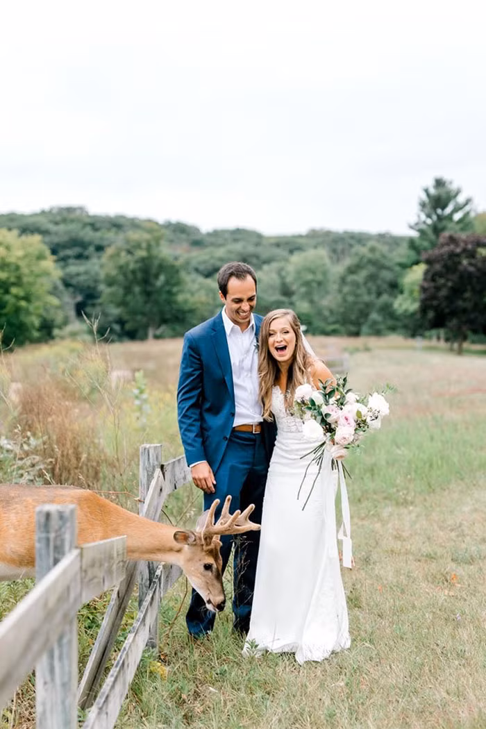 Nhận thấy cả cô dâu, chú rể đều vui vẻ đùa nghịch với vị khách không mời mà tới này, nhiếp ảnh gia Laurenda Bennett nhanh chóng chụp lại những khoảnh khắc thú vị. Đây có lẽ là những bức ảnh cưới quý giá mà cặp đôi sẽ không bao giờ quên được.