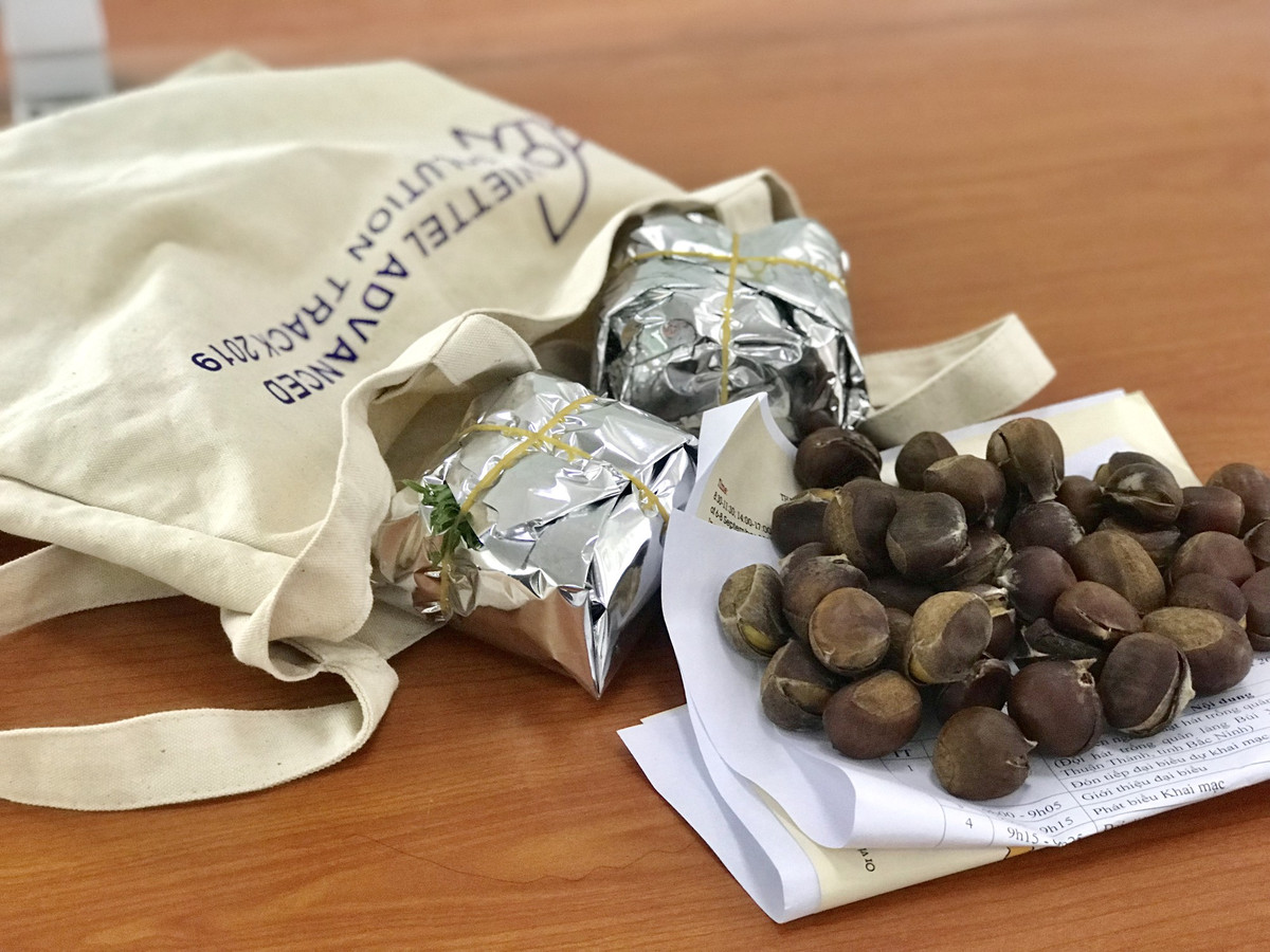 Tay chay tui nilon, chi em xach lan, mang xe keo di cho-Hinh-2