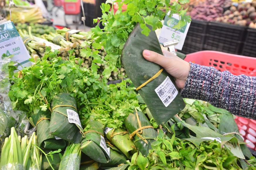 Tay chay tui nilon, chi em xach lan, mang xe keo di cho