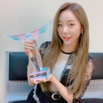 Yeonjung (WJSN) giành chiến thắng trong chương trình âm nhạc V-1, trở thành "nữ hoàng" trong giới thần tượng. Đwọc biết, vòng chung kết cuộc thi có sự tham gia của 6 thần tượng: Dakyung (Venus), Suyeon (Weki Meki), Siyeon (Dream Catcher), Yeonjung (WJSN), High.D (SONAMOO) và Haeyoon (Cherry Bullet). Thành viên WJSN xuất sắc giành chiến thắng với giọng ca nội lực, đem đến sân khấu đầy bùng nổ với ca khúc In Dreams. Trên mạng xã hội, Yeonjung bày tỏ sự vinh dự và biết ơn chương trình vì đã trao cho cô một cơ hội thể hiện khả năng trước công chúng, cũng như biết ơn người hâm mộ đã ủng hộ mình trong suốt thời gian qua.
