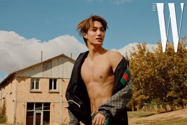 Kai (EXO) hớp hồn người hâm mộ bằng bộ ảnh họa báo cho W KOREA tại Paris (Pháp). Với thể hình đẹp và khuôn mặt điển trai, anh chàng trở nên gợi cảm nhưng cũng đầy thanh lịch, nhẹ nhàng khi diện quần áo Gucci từ đầu đến chân.