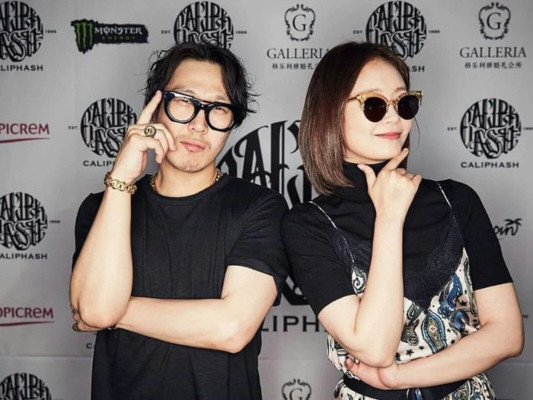 Trêu ghẹo Somin trên Instagram, Haha nhận chỉ trích vì trêu ghẹo Somin trên mạng xã hội. Khi cô nàng đăng tải hình ảnh mặt mộc của mình, Haha đùa rằng:“Trang điểm vào nhanh lên Somin à.” Dù chỉ là một lời bình luận dí dỏm, mang tính trêu chọc cô bạn nhưng anh chàng nhận nhiều “gạch đá” từ cư dân mạng vì bất lịch sự khi nhận xét về ngoại hình phụ nữ. Tuy nhiên, một số ý kiến khác cho rằng điều này thể hiện sự thân thiết giữa 2 thành viên Running Man.