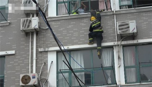 Khong co chia khoa vao nha, ong lao lam dieu ai cung that kinh...-Hinh-4