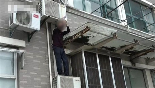 Khong co chia khoa vao nha, ong lao lam dieu ai cung that kinh...