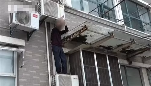 Không có chìa khóa vào nhà, ông lão làm điều ai cũng thất kinh... Khong co chia khoa vao nha, ong lao lam dieu ai cung that kinh...