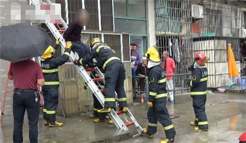 Khong co chia khoa vao nha, ong lao lam dieu ai cung that kinh...-Hinh-3