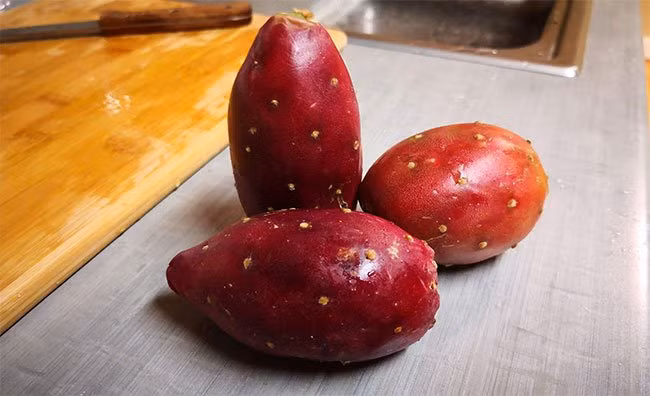  Cactus Pear (Quả xương rồng lê) Bắt nguồn từ Mexico, quả xương rồng lê có màu đỏ tím vàng, hình dáng giống quả lê, với phần nước thịt bên trong màu sắc tươi sáng và toàn thân trong suốt như pha lê, đá quý . Không chỉ sở hữu vẻ ngoài bắt mắt, loại quả kỳ lạ này còn chứa 18 loại axit amin và các nguyên tố vi lượng khác nhau cần thiết cho cơ thể con người. 