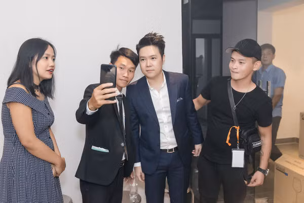 Le Hieu: Yeu vo hon khi tro ve nha sau vai ngay di dien xa-Hinh-3