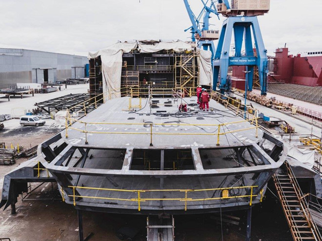 Theo trang web của mình, REV Ocean đã trải qua quá trình xây dựng kỳ công và phức tạp. Con tàu này được thiết kế bởi Espen Oeino, một kỹ sư chuyên thiết kế những du thuyền nổi tiếng nhất trên thế giới. Ảnh: Guillaume Plisson.