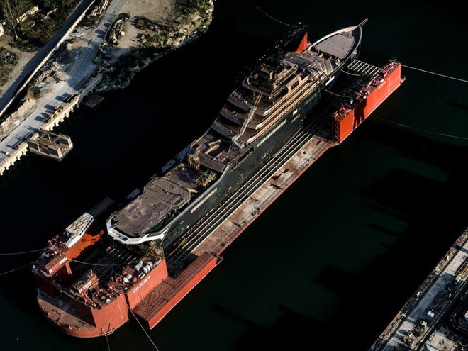 REV Ocean dự kiến là nơi hoạt động của 55 nhà khoa học cùng 35 thủy thủ. Du thuyền chứa nhiều trang thiết bị hiện đại để phục vụ nghiên cứu như hệ thống sonar, các phòng thí nghiệm, khán phòng, lớp học, robot ngầm tự động, hồ bơi mặt trăng và một tàu ngầm có thể lặn sâu đến 6.000 m. Ảnh: Guillaume Plisson.