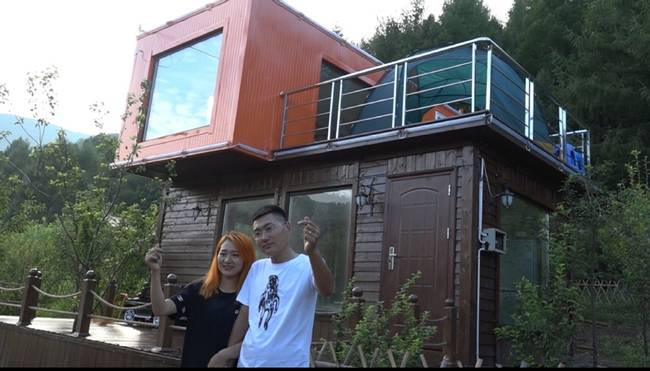 "Ngôi nhà làm từ container thực sự có thể giúp chúng tôi gần gũi thiên nhiên. Con gái 2 tuổi rất thích ngôi nhà", Cui kể. Nếu nhìn vào chiếc container ban đầu với ngôi nhà sau khi xong chắc chắn ai cũng bất ngờ.