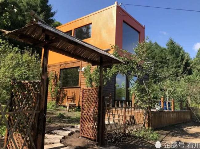 Theo Cui, anh chi 30.000 nhân dân tệ (~97 triệu đồng) mua container, đồ đạc và các đồ trang trí bên trong. Để hoàn thành ngôi nhà này, Cui có sự giúp đỡ của người chú làm nghề thợ mộc.