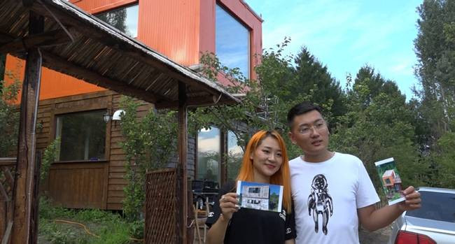 Bên ngoài ngôi nhà, 2 vợ chồng cũng làm một khu vườn rộng 300m2 với hoa, cây ăn quả...