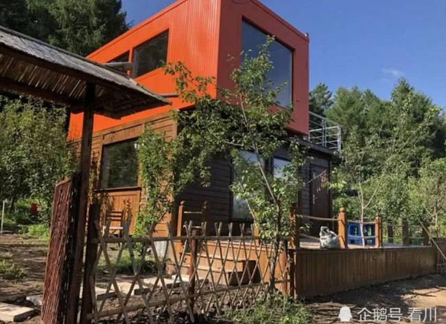 Ngôi nhà rộng 38m2, gồm phòng khách, phòng ngủ, phòng tắm, bếp và ban công có thể đáp ứng các nhu cầu cơ bản của cuộc sống hàng ngày.